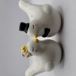 Husband and wife bird salt and pepper shakers